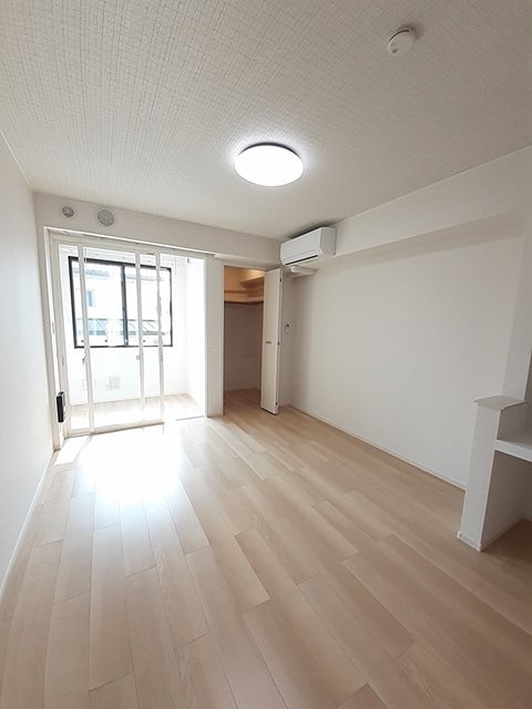 居室・リビング　エアコン付きのお部屋です。