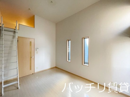 ペア箱崎駅南Iの居間写真