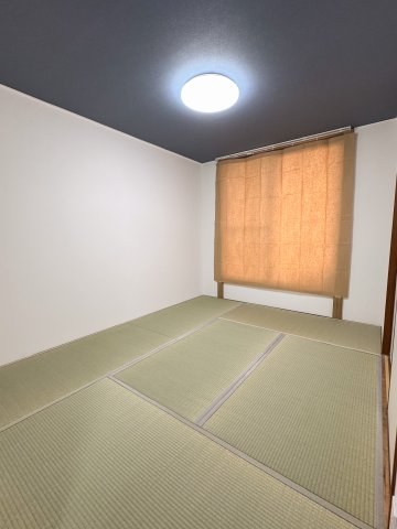 居室・リビング　202号室の写真を使用しています。