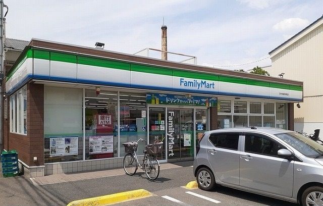 コンビニ　ファミリーマート様（コンビニ）まで550m