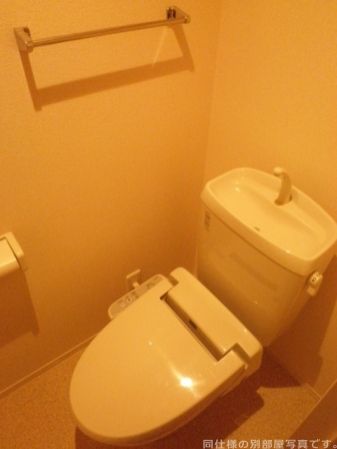ＪＲ上越線 高崎問屋町駅 徒歩7分 2階建 築15年のトイレ写真