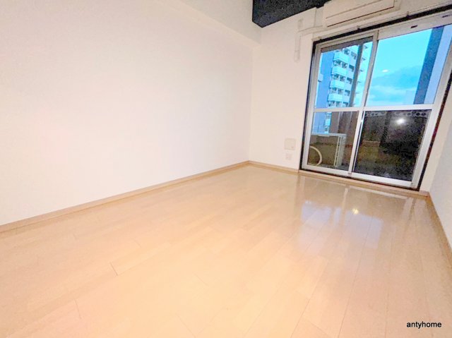エスリード新大阪コンフォールII番館の居間写真