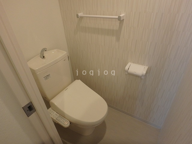 トイレ　嬉しい温水洗浄便座付きのトイレです。