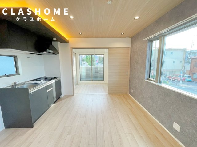 居室・リビング　同物件の別部屋になります。