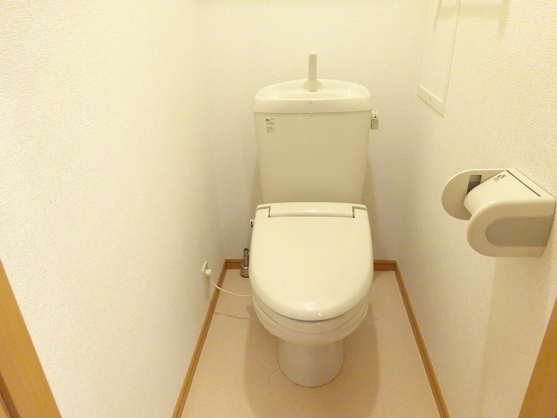 トイレ　温便座付で冬も暖かです。