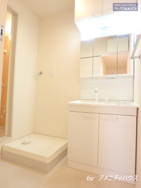 洗面設備　●朝の準備もラクラク　快適な独立洗面スペースあり。