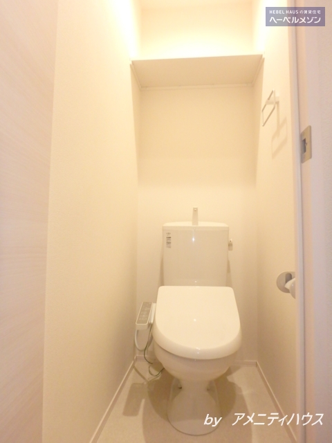 トイレ　●温水洗浄暖房便座付きの快適なトイレスペース。