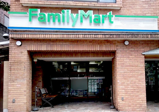 コンビニ　ファミリーマート上原三丁目店（コンビニ）まで185m