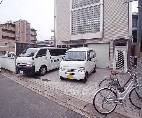 【ストークマンションの駐車場】