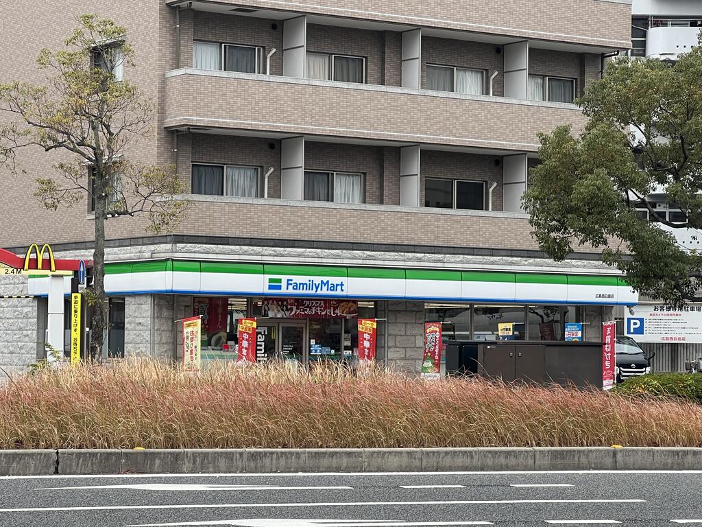 コンビニ　ファミリーマート広島西白島店（コンビニ）まで201m
