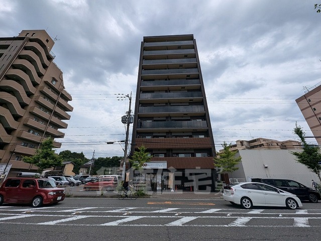 京都市山科区竹鼻堂ノ前町のマンションの建物外観