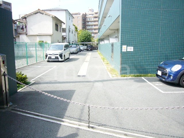 【シャンピア西田辺の駐車場】