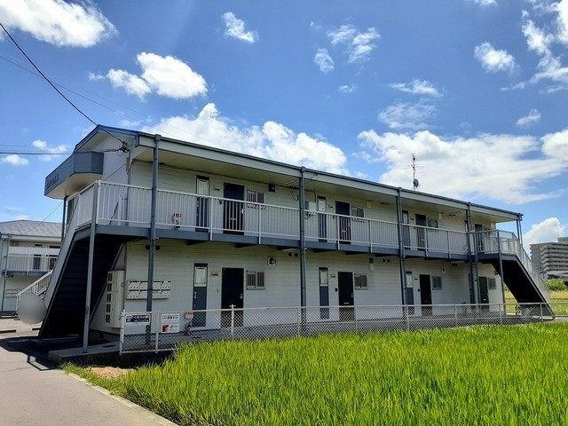 【高松市香西東町のアパートの建物外観】