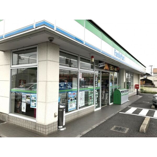 コンビニ　ファミリーマート（コンビニ）まで400m