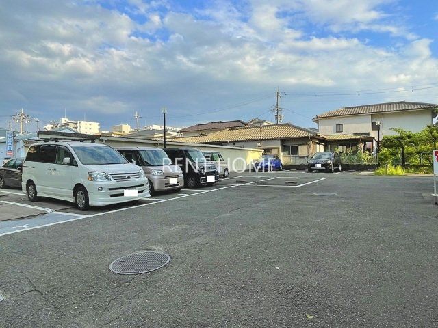 【八尾市荘内町のマンションの駐車場】