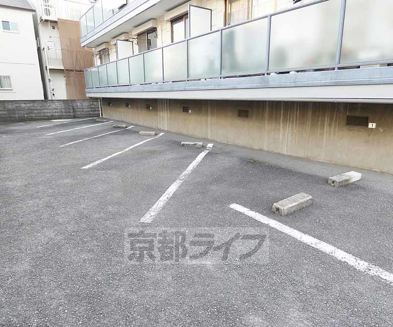 【京都市右京区西院春栄町のマンションの駐車場】