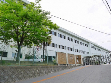 【奈良市六条のアパートの小学校】