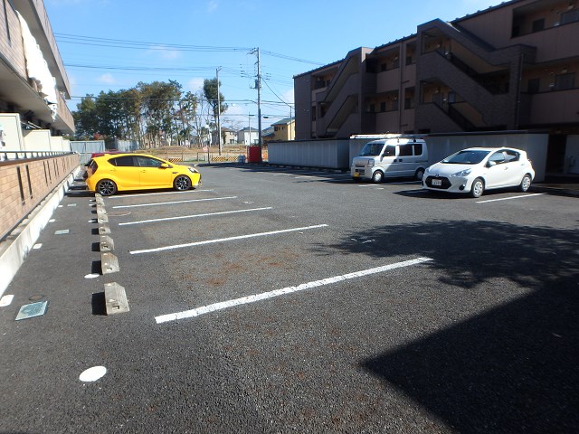 【ローズガーデン壱番館の駐車場】