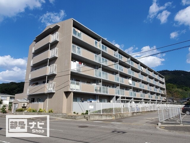 サーパス屋島の建物外観