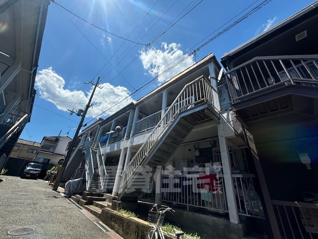 京都市山科区西野山欠ノ上町のアパートの建物外観