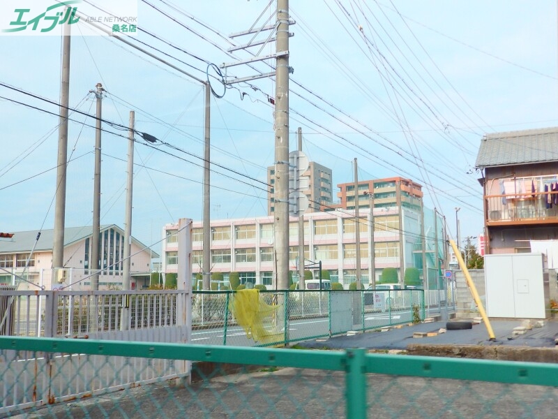 【桑名市参宮通のマンションの小学校】