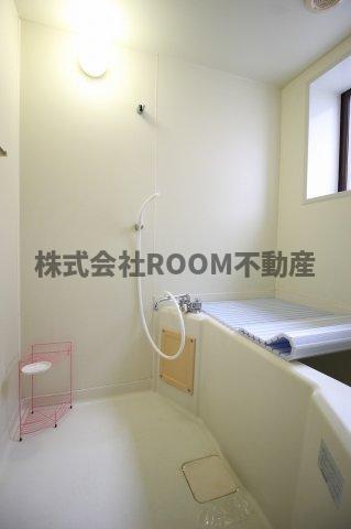 バス・シャワールーム　落ち着いた空間のお風呂です