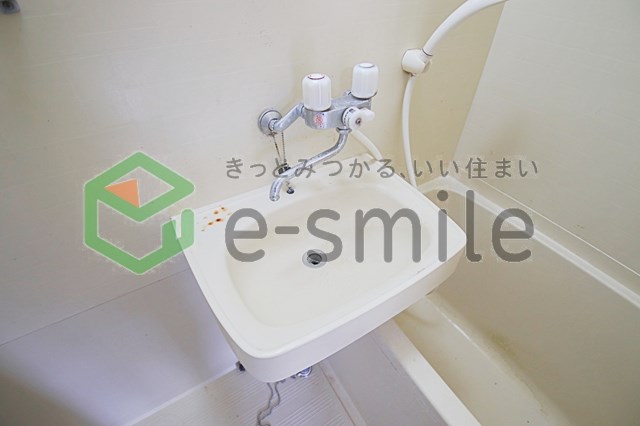 洗面設備　明るい洗面所です