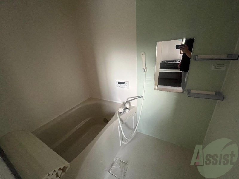 バス・シャワールーム　バスルームは狭すぎず、シャワーも浴びやすそうです。