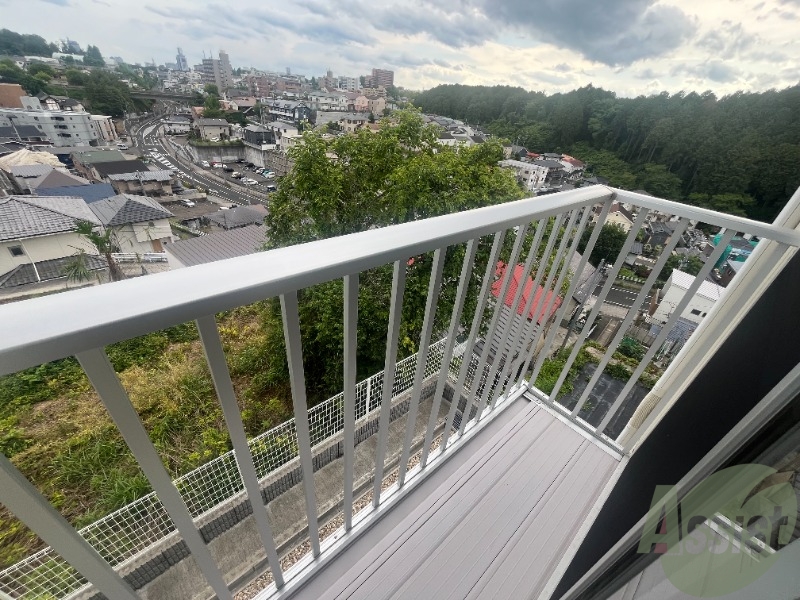 バルコニー　バルコニー。洗濯物がはかどりそうな広さがありますよ。