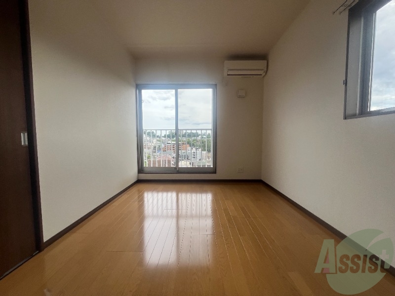 居室・リビング　７帖の洋室です。広々として、きれいですね。