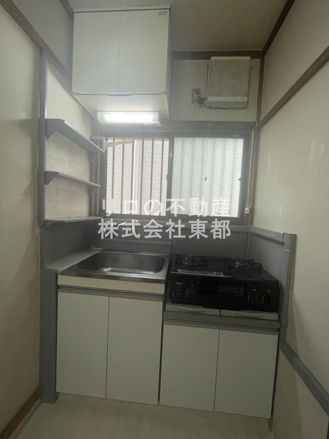 キッチン　自然光のはいる、換気もしやすい窓付きのキッチンです♪