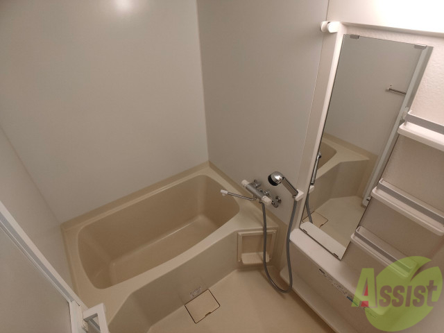 バス・シャワールーム　浴室です。鏡横の棚はソープ類や備品を置くのに便利。