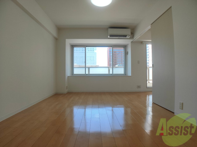 居室・リビング　リビングです。出窓からの日当たりもよく明るい印象です！