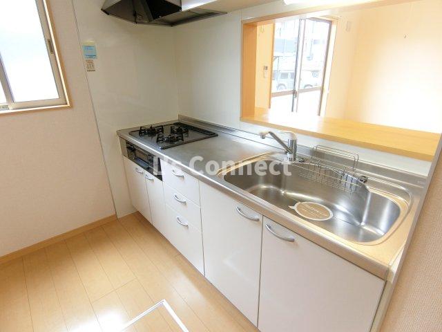 キッチン　３口ガスコンロのシステムキッチン。