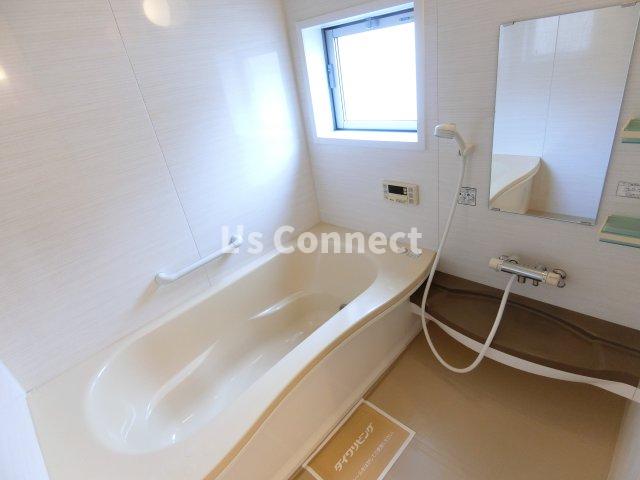 バス・シャワールーム　足を伸ばして入れる１坪浴室。追焚き機能付きです。