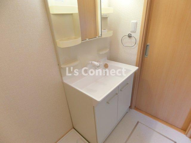 洗面設備　朝の支度もスムーズな独立洗面台。