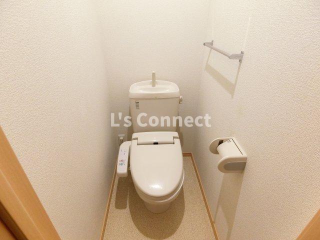 トイレ　温水洗浄便座付きのトイレ。