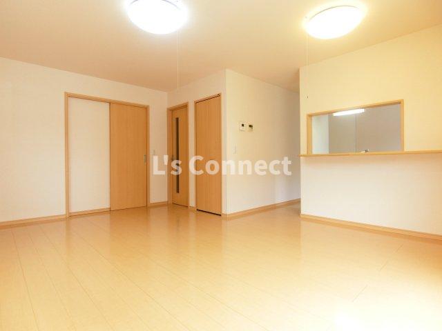 居室・リビング　１５．５帖のＬＤＫ。角部屋で２面に窓があります。