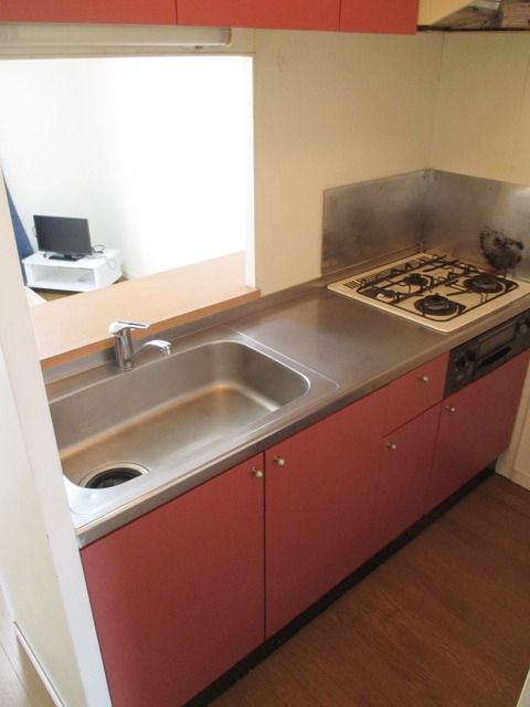 キッチン　★三口ガスコンロ付きのシステムキッチンです★