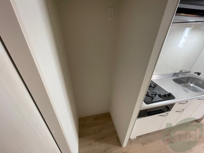 その他設備　キッチン後ろには冷蔵庫を置けるスペースがありますね。