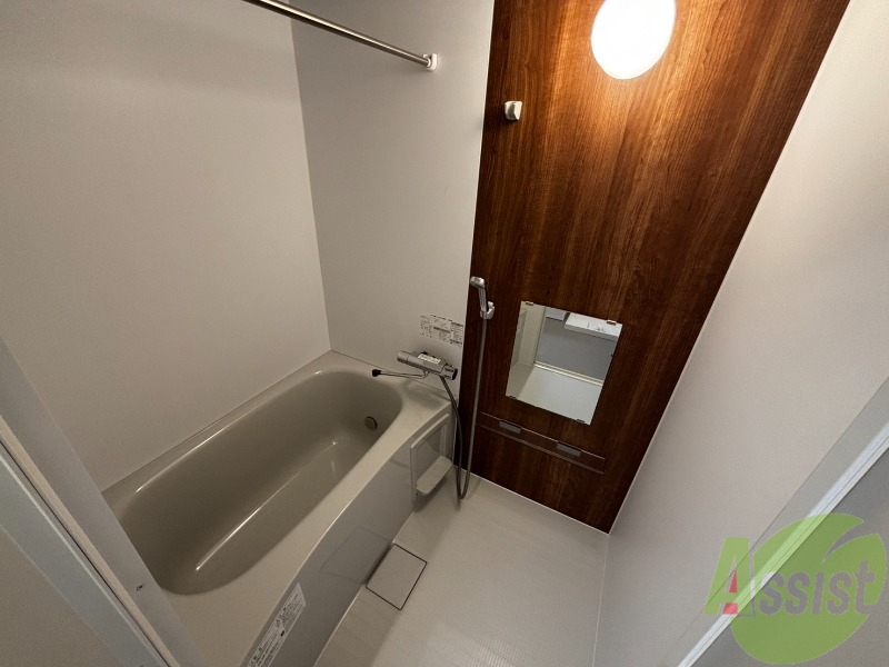 バス・シャワールーム　落ち着いたデザインの浴室。ゆったりできそうです。