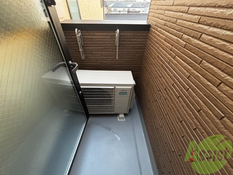 バルコニー　バルコニーは洗濯物がはかどりそうな広さがありますよ。