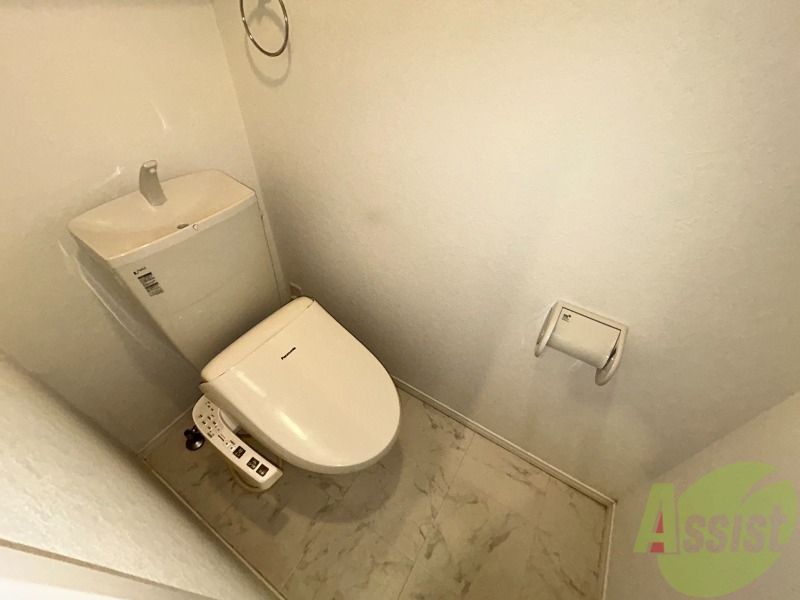 トイレ　温水洗浄便座なので快適に使用できそうですね。