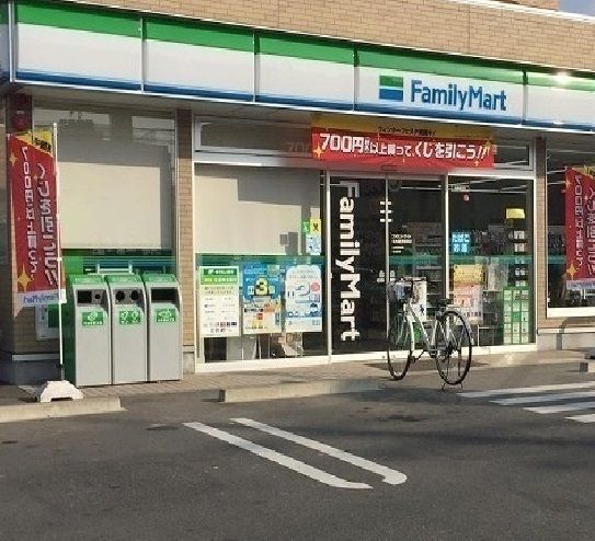 コンビニ　ファミリーマート（コンビニ）まで800m