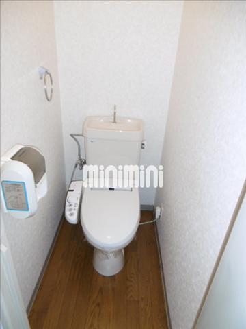 トイレ　嬉しいシャワー付きトイレです