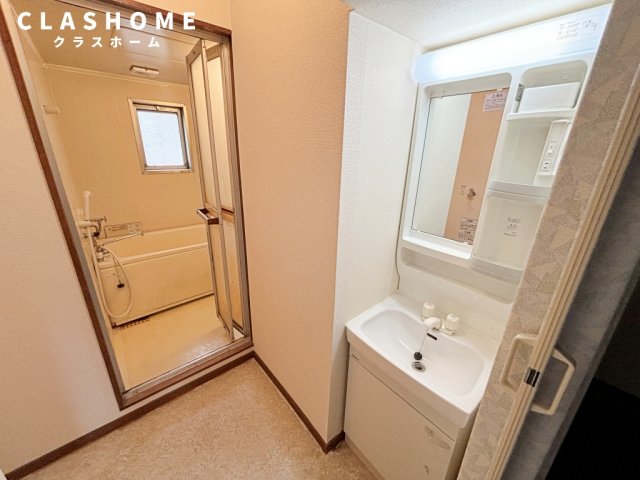 洗面設備　同物件の別部屋になります。