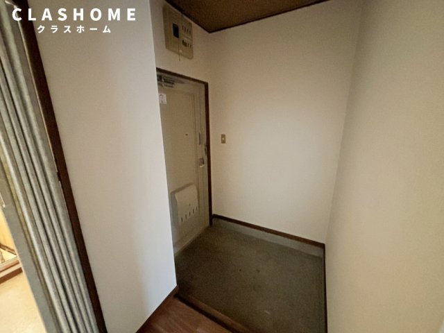 玄関　同物件の別部屋になります。