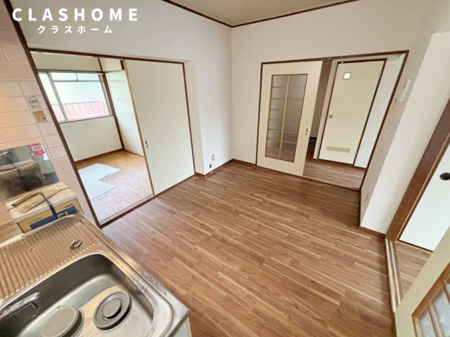 居室・リビング　同物件の別部屋になります。