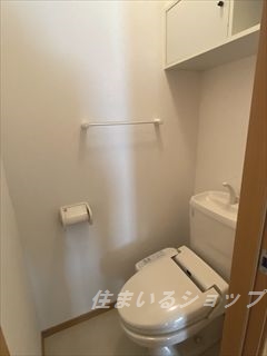 トイレ　シャワートイレ・収納棚あり