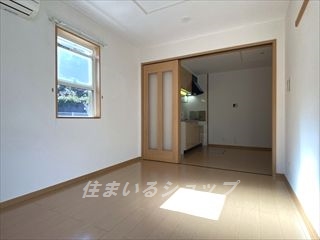 居室・リビング　明るい角部屋・エアコン付き